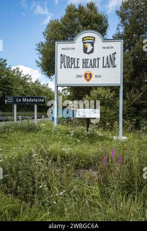 Monumento di Purple Heart Lane, per il 101 st Airborne. Carentan, Normandia, Francia. 14 agosto 2023. Foto Stock