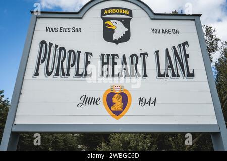 Monumento di Purple Heart Lane, per il 101 st Airborne. Carentan, Normandia, Francia. 14 agosto 2023. Foto Stock