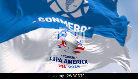 Miami, US, 3 dicembre 2023: Bandiera Copa America USA 2024 che sventola con bandiera CONMEBOL. Rendering illustrativo 3d editoriale. Messa a fuoco selettiva Foto Stock