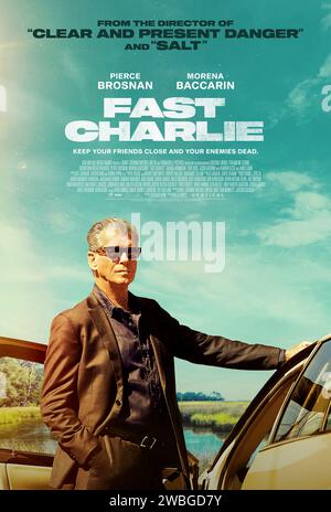 Fast Charlie (2023) diretto da Phillip Noyce e interpretato da Pierce Brosnan, Morena Baccarin e James Caan. Charlie Swift e' un risolutore con un problema: Al delinquente che ha colpito manca la testa e Charlie sara' pagato solo se il corpo puo' essere identificato. Entra Marcie Kramer, l'ex moglie della vittima e una donna con tutte le abilità di cui Charlie ha bisogno. Poster US One sheet ***SOLO PER USO EDITORIALE***. Credito: BFA / Vertical Entertainment Foto Stock