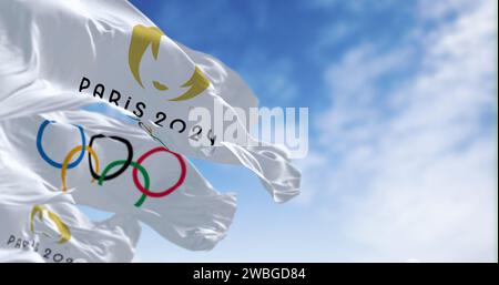 Parigi, FR, 12 ottobre 2023: Parigi 2024 e le bandiere dei Giochi olimpici sventolano nel vento. Evento sportivo internazionale. Illustrazioni 3d editoriali illustrative Foto Stock