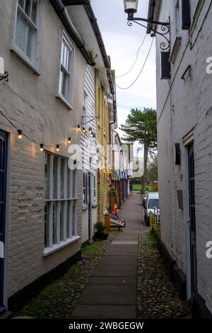 Uno stretto vicolo tra vecchi edifici a Saffron Walden, Essex, Regno Unito Foto Stock