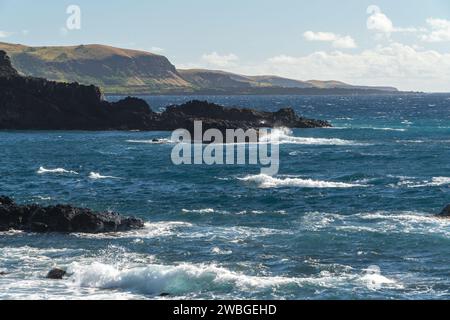 La vibrante costa di Maui, dove il blu profondo del Pacifico incontra coste vulcaniche senza tempo. Foto Stock