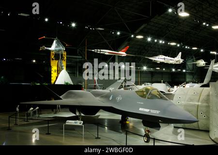 Northrop-McDonnell Douglas YF-23A Black Widow II (In primo piano sul pavimento). Museo nazionale dell'aeronautica degli Stati Uniti, Dayton, Ohio, USA. Foto Stock