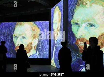 10 gennaio 2024, Tokyo, Giappone - le persone potranno vivere un'esperienza immersiva con i capolavori del pittore olandese Vincent Van Gogh in una mostra d'arte immersiva "Van Gogh Alive - grande Experiences" a Tokyo il 10 gennaio 2024. La mostra, che ha visto oltre 9 milioni di visitatori in 100 città, sarà presentata al magazzino Terrada fino a marzo 31. (Foto di Yoshio Tsunoda/AFLO) Foto Stock