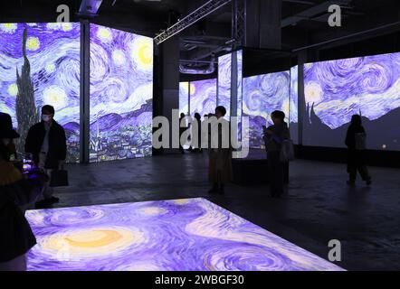 10 gennaio 2024, Tokyo, Giappone - le persone potranno vivere un'esperienza immersiva con i capolavori del pittore olandese Vincent Van Gogh in una mostra d'arte immersiva "Van Gogh Alive - grande Experiences" a Tokyo il 10 gennaio 2024. La mostra, che ha visto oltre 9 milioni di visitatori in 100 città, sarà presentata al magazzino Terrada fino a marzo 31. (Foto di Yoshio Tsunoda/AFLO) Foto Stock