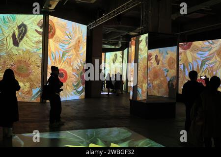 10 gennaio 2024, Tokyo, Giappone - le persone potranno vivere un'esperienza immersiva con i capolavori del pittore olandese Vincent Van Gogh in una mostra d'arte immersiva "Van Gogh Alive - grande Experiences" a Tokyo il 10 gennaio 2024. La mostra, che ha visto oltre 9 milioni di visitatori in 100 città, sarà presentata al magazzino Terrada fino a marzo 31. (Foto di Yoshio Tsunoda/AFLO) Foto Stock