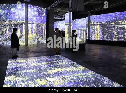 10 gennaio 2024, Tokyo, Giappone - le persone potranno vivere un'esperienza immersiva con i capolavori del pittore olandese Vincent Van Gogh in una mostra d'arte immersiva "Van Gogh Alive - grande Experiences" a Tokyo il 10 gennaio 2024. La mostra, che ha visto oltre 9 milioni di visitatori in 100 città, sarà presentata al magazzino Terrada fino a marzo 31. (Foto di Yoshio Tsunoda/AFLO) Foto Stock