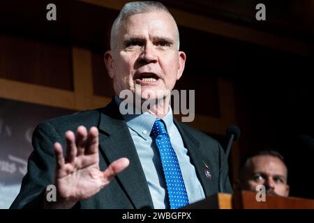 Washington, Stati Uniti. 10 gennaio 2024. Il Rappresentante degli Stati Uniti Matt Rosendale (R-MT) parla a una conferenza stampa sul confine meridionale e sui finanziamenti al Campidoglio degli Stati Uniti. Credito: SOPA Images Limited/Alamy Live News Foto Stock