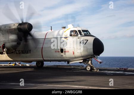 Un Greyhound C-2A, collegato al 'Rawhides' del Fleet Logistics Support Squadron (VRC) 40, che trasporta il Segretario alla difesa degli Stati Uniti Lloyd J. Austin III, si prepara al lancio dal ponte di volo della più grande portaerei del mondo, la USS Gerald R. Ford (CVN 78), 20 dicembre 2023. Il Gerald R. Ford Carrier Strike Group opera attualmente nel Mar Mediterraneo. Gli Stati Uniti mantengono forze schierate, pronte e in posizione per scoraggiare l'aggressione e sostenere la sicurezza e la stabilità in tutto il mondo. (Foto della Marina degli Stati Uniti dello specialista di comunicazione di massa Seaman Tajh Payne) Foto Stock