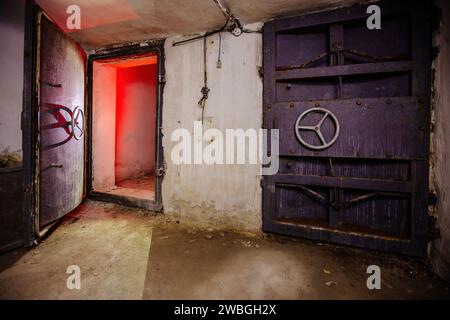 Vecchio bunker sovietico sporco abbandonato, eco della Guerra fredda. Foto Stock