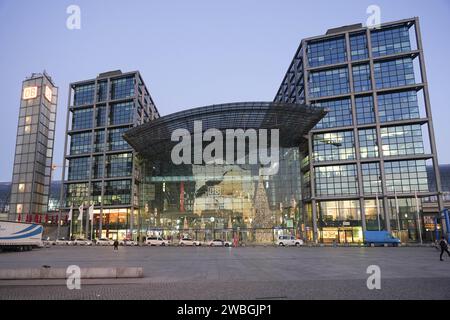 Berlino, Germania. 10 gennaio 2024. Questa foto scattata il 10 gennaio 2024 mostra una vista di fronte alla stazione ferroviaria centrale di Berlino a Berlino, Germania. I macchinisti in Germania sono andati in sciopero per tre giorni a partire da mercoledì, limitando gravemente il trasporto di passeggeri in tutto il paese. Nel frattempo, i treni merci sono fermi da martedì sera. Crediti: Stefan Zeitz/Xinhua/Alamy Live News Foto Stock