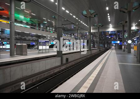 Berlino, Germania. 10 gennaio 2024. Questa foto scattata il 10 gennaio 2024 mostra una vista della stazione ferroviaria centrale di Berlino a Berlino, in Germania. I macchinisti in Germania sono andati in sciopero per tre giorni a partire da mercoledì, limitando gravemente il trasporto di passeggeri in tutto il paese. Nel frattempo, i treni merci sono fermi da martedì sera. Crediti: Stefan Zeitz/Xinhua/Alamy Live News Foto Stock