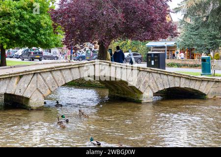 Bourton on the Water, villaggio di cotswolds conosciuto come Venice of the Cotswolds per i ponti di pietra che attraversano il fiume windrush, Gloucestershire, Regno Unito, 2023 Foto Stock