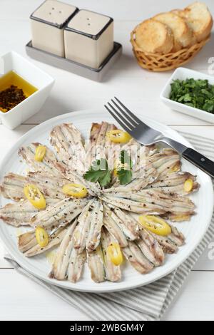 Gustose acciughe sottaceto servite su un tavolo di legno bianco Foto Stock