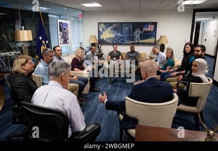 Il vice amministratore della NASA Pam Melroy, Left, Bob Cabana, amministratore associato della NASA, e l'amministratore della NASA Bill Nelson, parlano con la classe candidato astronauta del 2021, mercoledì 18 ottobre 2023, presso il quartier generale della NASA Mary W. Jackson a Washington. Al termine di due anni di addestramento, potrebbero essere assegnati a missioni che comportano lo svolgimento di ricerche a bordo della stazione spaziale Internazionale, lanciando dal suolo americano su veicoli spaziali costruiti da compagnie commerciali, così come le missioni nello spazio profondo verso destinazioni tra cui la Luna sulla navicella spaziale Orion della NASA e il sistema di lancio spaziale Foto Stock