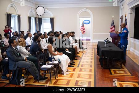 L'astronauta della NASA Victor Glover parla durante un Artemis Generation Roundtable per la Black Space Week, martedì 20 giugno 2023, all'Eisenhower Executive Office Building di Washington. Come parte della Black Space Week, il National Space Council e la NASA hanno collaborato con Black in Astro per ospitare gli studenti per una discussione sul futuro dell'esplorazione spaziale e dell'equità. Credito fotografico: (NASA/Joel Kowsky) Foto Stock