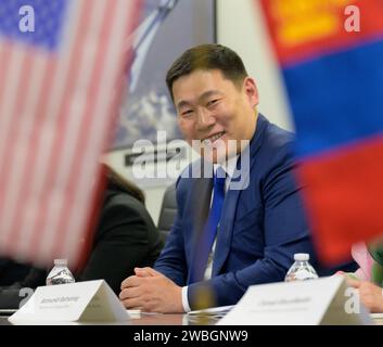 Il primo Ministro Oyun-Erdene Luvsannamsrai della Mongolia discute della cooperazione spaziale con il Vice Amministratore della NASA Pam Melroy durante un incontro, venerdì 4 agosto 2023, presso il quartier generale della NASA Mary W. Jackson Building a Washington. Credito fotografico: (NASA/Bill Ingalls) Foto Stock