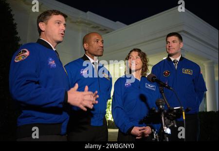 Membri dell'equipaggio di Artemis II: Gli astronauti della NASA Reid Wiseman, Left, Victor Glover e Christina Koch, e l'astronauta della CSA (Agenzia spaziale canadese) Jeremy Hansen, a destra, parlano con i giornalisti dopo i loro incontri con il presidente degli Stati Uniti Joe Biden e il vicepresidente degli Stati Uniti Kamala Harris alla Casa Bianca di Washington, giovedì 14 dicembre 2023. Durante la loro missione, l'equipaggio di Artemis II viaggerà a bordo della navicella spaziale Orion della NASA in una missione di 10 giorni intorno alla Luna, testando per la prima volta i sistemi di navicelle spaziali con gli astronauti per esplorazioni a lungo termine e scoperte scientifiche. Credito fotografico: (NASA/Bill Ingalls) Foto Stock