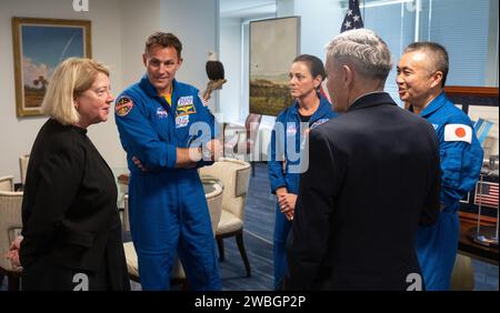 Il vice amministratore della NASA Pam Melroy, a sinistra, e l'amministratore associato della NASA Bob Cabana, secondo da destra, sono visti con gli astronauti SpaceX Crew-5 della NASA Josh Cassada, secondo da sinistra, e Nicole Mann della NASA e Koichi Wakata della Japan Aerospace Exploration Agency (JAXA), lunedì 5 giugno 2023 presso il Mary W. Jackson NASA Headquarters Building a Washington. Mann, Cassada e Wakata hanno trascorso 157 giorni nello spazio come parte della Expedition 68 a bordo della stazione spaziale Internazionale. Credito fotografico: (NASA/Joel Kowsky) Foto Stock