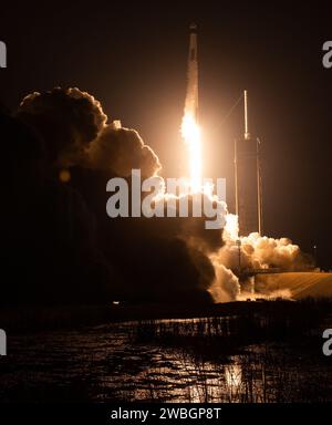 Un razzo SpaceX Falcon 9 che trasporta la navicella Dragon della compagnia viene lanciato nella missione SpaceX Crew-6 della NASA alla stazione spaziale Internazionale con gli astronauti della NASA Stephen Bowen e Warren 'Woody' Hoburg, astronauta degli Emirati Arabi Uniti Sultan Alneyadi, e il cosmonauta Roscosmos Andrey Fedyaev a bordo, giovedì 2 marzo 2023, al Kennedy Space Center della NASA in Florida. La missione SpaceX Crew-6 della NASA è la sesta missione di rotazione dell'equipaggio della navicella spaziale SpaceX Dragon e del razzo Falcon 9 verso la stazione spaziale Internazionale come parte del Commercial Crew Program dell'agenzia. Bowen, Hoburg, Alneyadi Foto Stock