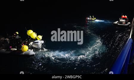 Barche veloci e moto d'acqua con membri del team di supporto SpaceX sono visibili dopo essere stati dispiegati dalla nave di recupero SpaceX MEGAN nell'Oceano Atlantico mentre il team di recupero si prepara per l'atterraggio della navicella spaziale SpaceX Dragon Endeavour con gli astronauti della NASA Stephen Bowen e Warren 'Woody' Hoburg, UAE (Emirati Arabi Uniti) astronauta Sultan Alneyadi e cosmonauta Roscosmos Andrey Fedyaev a bordo, domenica 3 settembre 2023, al largo della costa di Jacksonville, Florida. Bowen, Hoburg, Alneyadi e Fedyaev stanno tornando dopo quasi sei mesi di giorni nello spazio come parte della Expedition 69 a bordo della Internati Foto Stock