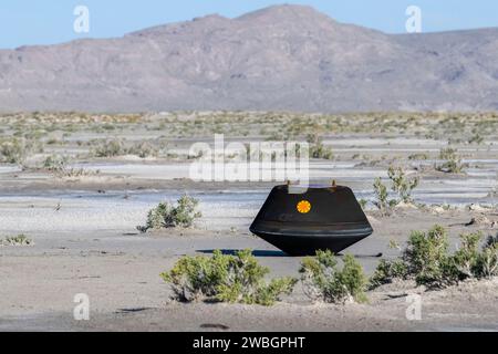 La capsula di ritorno campione della missione OSIRIS-Rex della NASA è stata vista poco dopo essere atterrata nel deserto, domenica 24 settembre 2023, presso lo Utah test and Training Range del Dipartimento della difesa. Il campione è stato prelevato dall'asteroide Bennu nell'ottobre 2020 dalla navicella spaziale OSIRIS-Rex della NASA. Credito fotografico: (NASA/Keegan Barber) Foto Stock