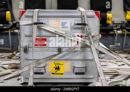 Un contenitore con il contenitore scientifico della missione OSIRIS-Rex della NASA è stato visto a bordo di un aereo C-17 Globemaster, lunedì 25 settembre 2023, presso lo Utah test and Training Range del Dipartimento della difesa. Il campione è stato prelevato dall'asteroide Bennu nell'ottobre 2020 dalla navicella spaziale OSIRIS-Rex della NASA. Credito fotografico: (NASA/Keegan Barber) Foto Stock