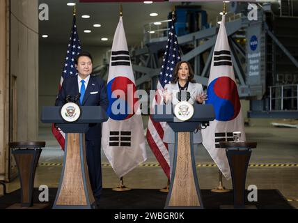 Il Vicepresidente Kamala Harris fa osservazioni durante un tour del Goddard Space Flight Center della NASA con il presidente Yoon Suk Yeol della Repubblica di Corea, martedì 25 aprile 2023, a Greenbelt, mod Credito fotografico: (NASA/Aubrey Gemignani) Foto Stock