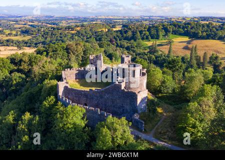 Llandeilo, Galles, Regno Unito - 21 luglio 2022: Vista aerea del castello di Dinefwr in una giornata di sole. Foto Stock