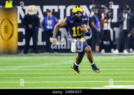 Houston, Texas, Stati Uniti. 8 gennaio 2024. Il quarterback dei Michigan Wolverines Alex Orji (10) che corre il pallone durante la partita del campionato nazionale di football del College Football Playoff tra i Michigan Wolverines e i Washington Huskies al NRG Stadium di Houston, Texas. Darren Lee/CSM/Alamy Live News Foto Stock