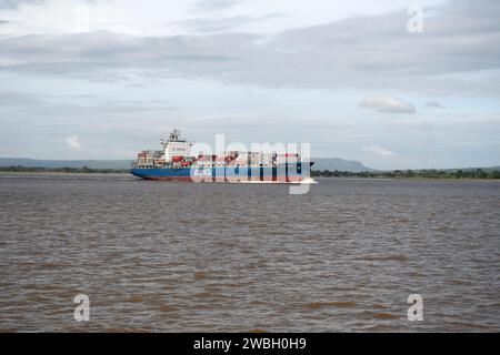 Afuá, Pará, Brasile, 15 novembre 2022. Nave mercantile che naviga sul Rio delle Amazzoni, situata nella regione settentrionale del Brasile. Foto Stock