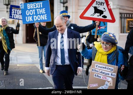 Londra, Regno Unito. 10 gennaio 2024. Il ministro delle poste Kevin Hollinrake ha visto a Westminster, Londra, Regno Unito, dopo aver completato un turno mattutino di interviste ai media. Un annuncio del piano del governo per aiutare le vittime dello scandalo dell'ufficio postale Horizon IT è "imminente”, ha detto Hollinrake questa mattina. (Foto di Tejas Sandhu/SOPA Images/Sipa USA) credito: SIPA USA/Alamy Live News Foto Stock