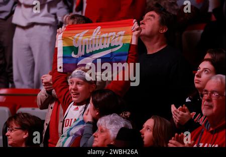 Bloomington, USA. 10 gennaio 2024. BLOOMINGTON, INDIANA - 10 GENNAIO: Un tifoso detiene la bandiera dell'Indiana University Pride durante una partita di basket femminile NCAA il 10 gennaio 2023 alla Simon Skjodt Assembly Hall di Bloomington, Indiana. ( Credit: Jeremy Hogan/Alamy Live News Foto Stock