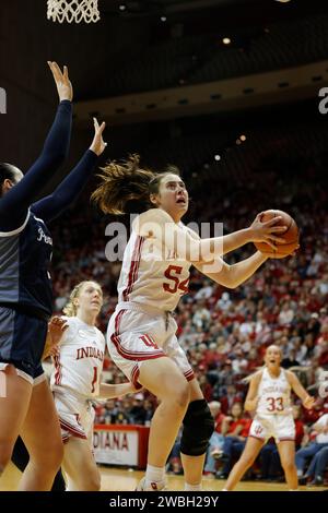 Bloomington, USA. 10 gennaio 2024. BLOOMINGTON, INDIANA - 10 GENNAIO: L'attaccante degli Indiana Hoosiers Mackenzie Holmes (54) gioca contro Penn State durante una partita di basket femminile NCAA il 10 gennaio 2023 al Simon Skjodt Assembly Hall di Bloomington, Indiana. ( Credit: Jeremy Hogan/Alamy Live News Foto Stock