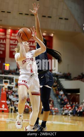 Bloomington, USA. 10 gennaio 2024. BLOOMINGTON, INDIANA - 10 GENNAIO: La guardia degli Indiana Hoosiers Lexus Bargesser (1) gioca contro Penn State durante una partita di basket femminile NCAA il 10 gennaio 2023 al Simon Skjodt Assembly Hall di Bloomington, Indiana. ( Credit: Jeremy Hogan/Alamy Live News Foto Stock