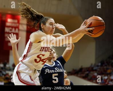 Bloomington, USA. 10 gennaio 2024. BLOOMINGTON, INDIANA - 10 GENNAIO: L'attaccante degli Indiana Hoosiers Mackenzie Holmes (54) rimbalza contro Penn State durante una partita di basket femminile NCAA il 10 gennaio 2023 alla Simon Skjodt Assembly Hall di Bloomington, Indiana. ( Credit: Jeremy Hogan/Alamy Live News Foto Stock