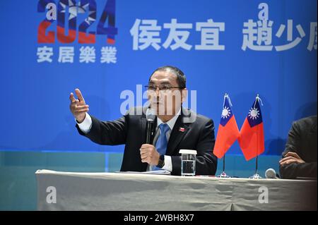 Taipeh, Taiwan. 11 gennaio 2024. Hou Yu-ih, candidato presidenziale del partito taiwanese del Kuomintang, parla a una conferenza stampa. Il Kuomintang era in opposizione a Taiwan prima delle elezioni e vuole migliorare le relazioni con la Cina attraverso il dialogo. Credito: Johannes Neudecker/dpa/Alamy Live News Foto Stock