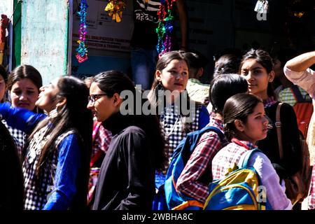 Turisti, Mega Festival, Dussehra Festivals, Dhalpur Ground, Kullu, Himachal Pradesh, India, Asia Foto Stock