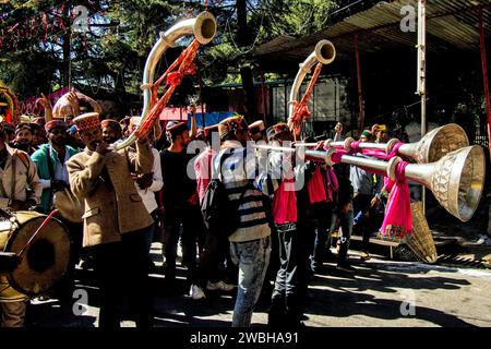 Uomini che soffiano trombe, Mega Festival, Dussehra Festivals, Dhalpur Ground, Kullu, Himachal Pradesh, India, Asia, festival indiani Foto Stock