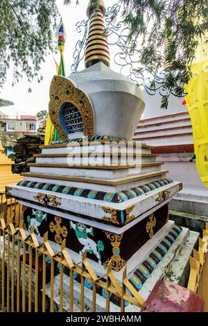 Stupa nel Monastero buddista Nyingmapa Gompa, Rewalsar, Nagar, Mandi, Himachal Pradesh, India, Asia Foto Stock