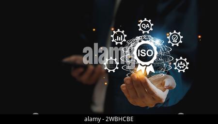 Simbolo ISO uomo d'affari che mostra il controllo della qualità sullo schermo virtuale Foto Stock