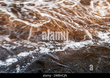 Acqua che scorre velocemente. River Findhorn, Morayshire, Scozia. Esposizione lunga astratta Foto Stock