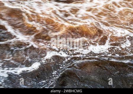 Acqua che scorre velocemente. River Findhorn, Morayshire, Scozia. Esposizione lunga astratta Foto Stock