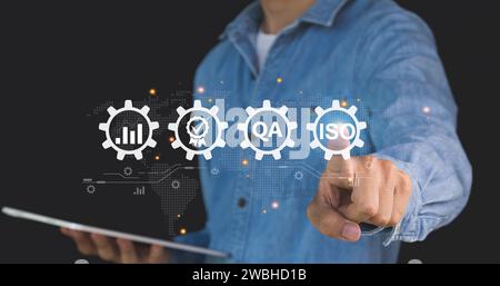 Simbolo ISO uomo d'affari che mostra il controllo della qualità sullo schermo virtuale Foto Stock