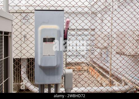 Interruttori di sicurezza installati all'esterno per controllare le apparecchiature elettriche all'esterno dell'edificio. Foto Stock