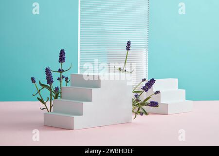 Podi scalinate bianche, lavanda fresca e foglio acrilico decorato su sfondo blu. Scena artistica minimalista con spazio vuoto per cosmetici, bran business Foto Stock