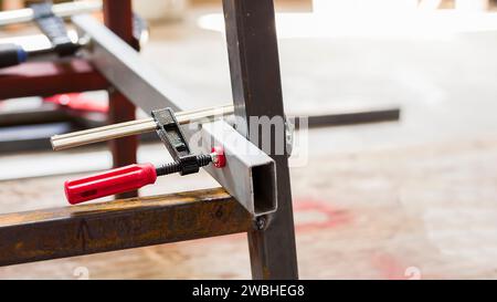 Il morsetto a C, pezzo a C, può essere utilizzato sia in legno che in acciaio. Morsetti a C, d.i.y Concept Foto Stock