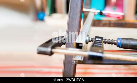 Il morsetto a C, pezzo a C, può essere utilizzato sia in legno che in acciaio. Morsetti a C, d.i.y Concept Foto Stock