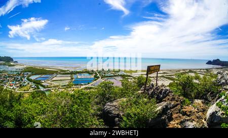 Il paesaggio e la vista dal punto di vista di Khao Daeng (traduzione dalla lingua tailandese) al villaggio di Khao Daeng nel Parco Nazionale Sam ROI Yot nel Parco Nazionale di P. Foto Stock